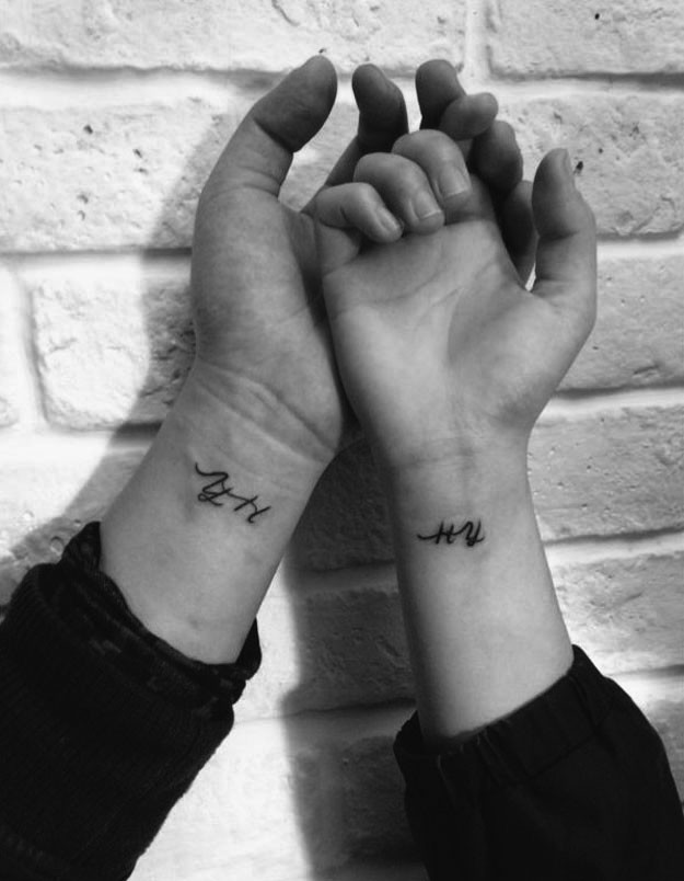 情侣手腕小巧的英文刺青