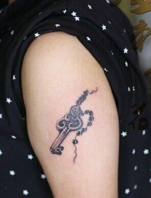 漂亮个性的手臂钥匙纹身