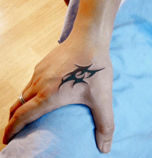 虎口清新的图腾刺青