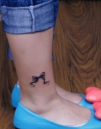时尚简单的脚踝蝴蝶结刺青