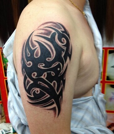 大臂帅气的图腾刺青