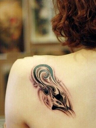 漂亮个性的肩部狐狸刺青