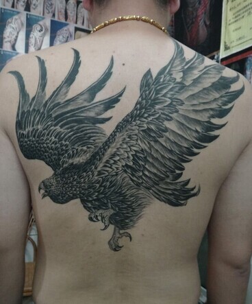 霸气外漏的满背大鹏展翅纹身