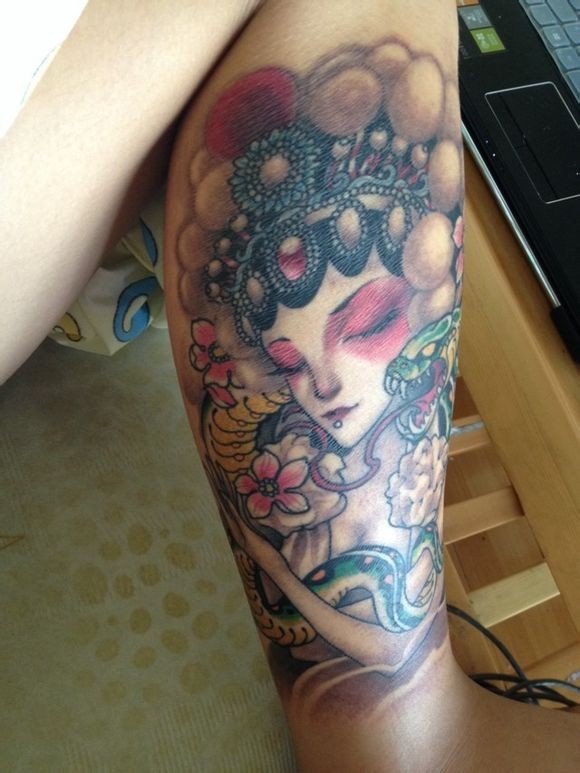 经典漂亮的腿部花旦纹身