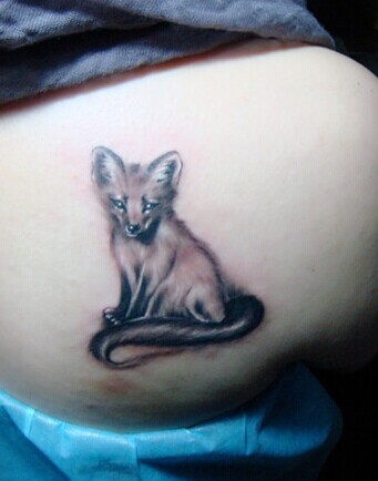 漂亮个性的肩部狐狸刺青