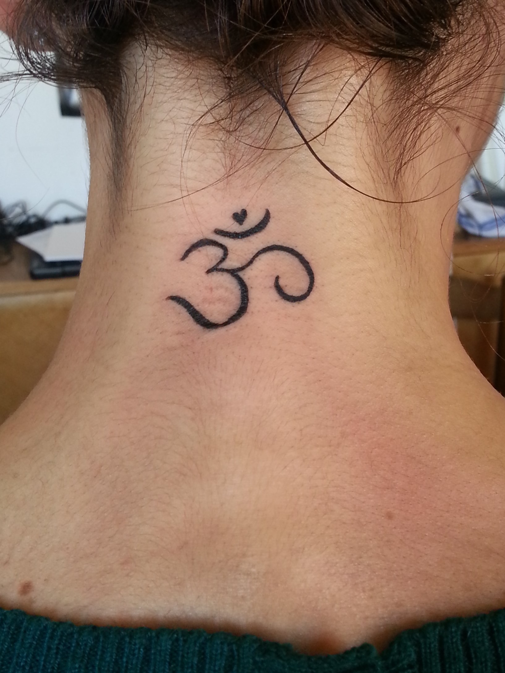 脖子上小小的梵文纹身