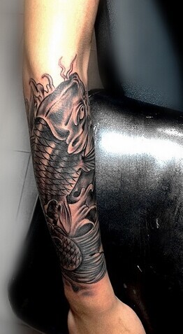 小臂上帅气的鲤鱼纹身