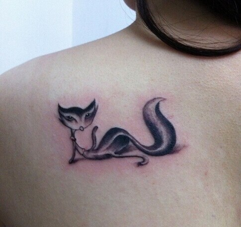 漂亮个性的肩部狐狸刺青