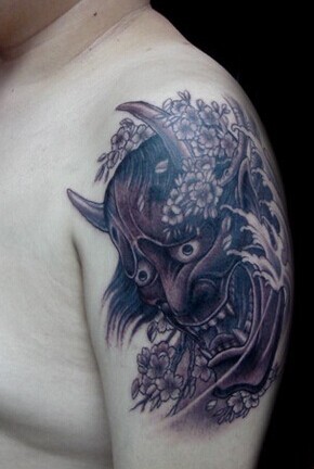 大臂帅气的般若刺青