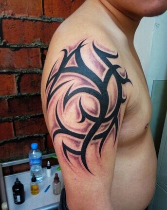 大臂帅气的图腾刺青