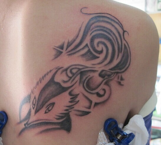 漂亮个性的肩部狐狸刺青