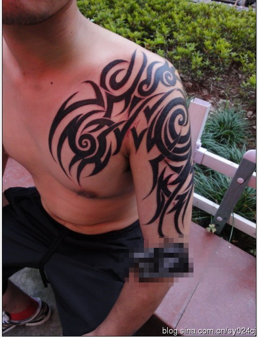 帅气的半甲图腾刺青