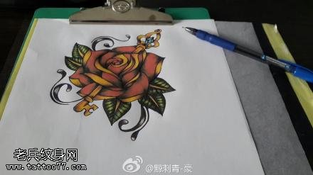 彩色玫瑰花钥匙纹身手稿图案