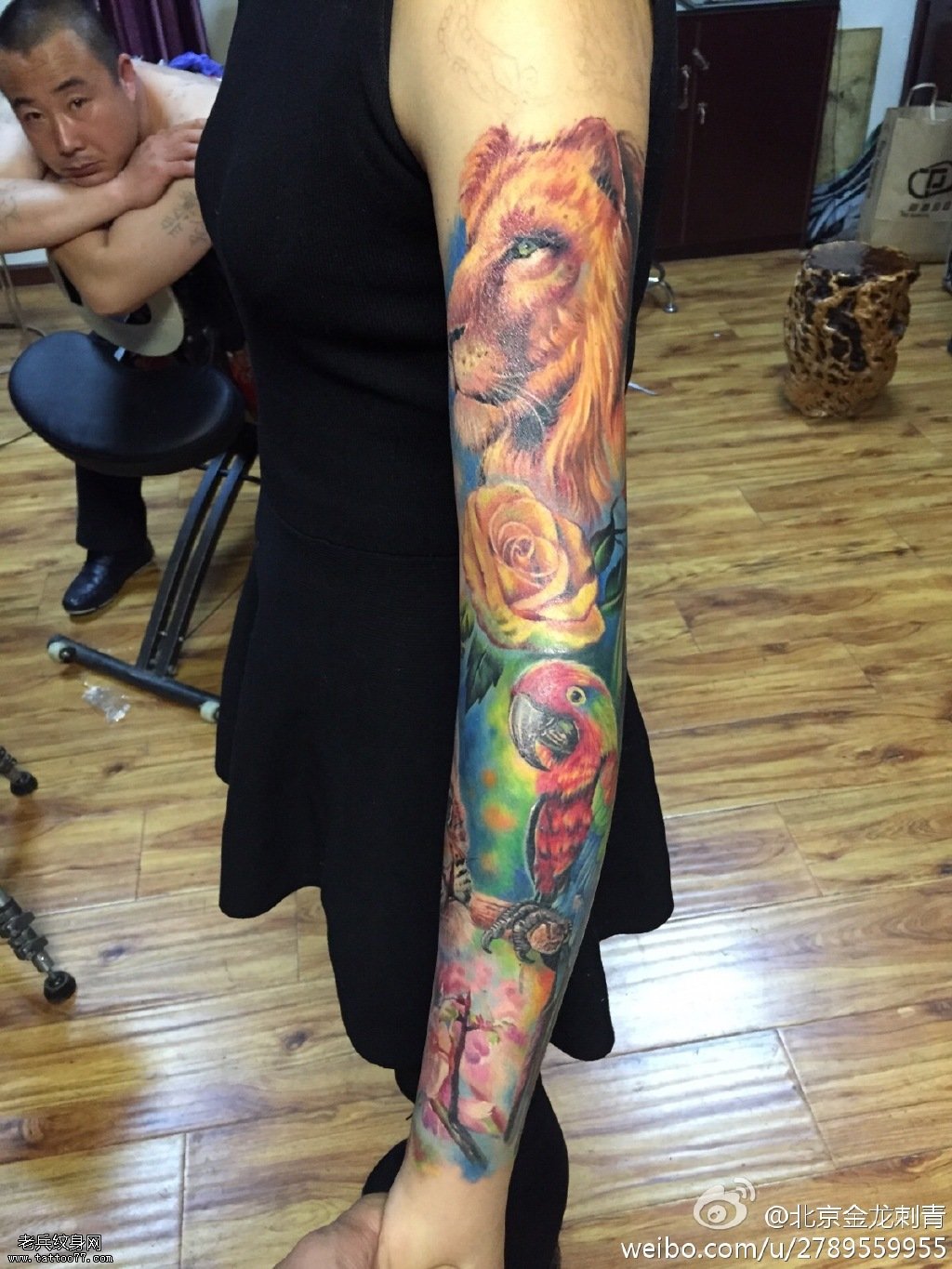 胳膊金黄色狮子翠绿色鹦鹉纹身图案