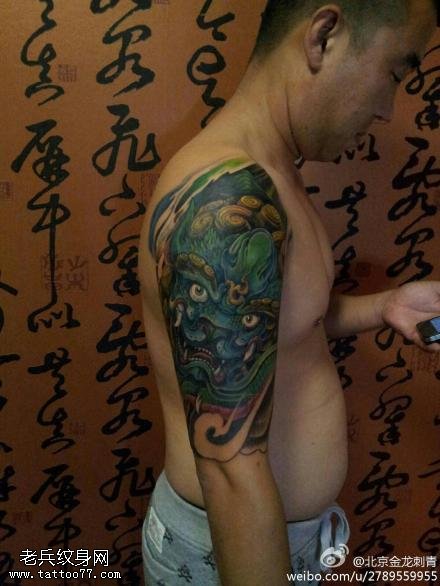 胳膊深绿色霸贝纹身图案