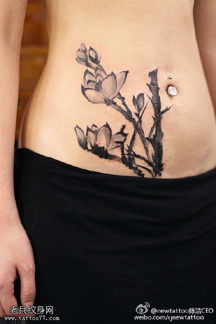 腰部美丽墨色梅花纹身图案
