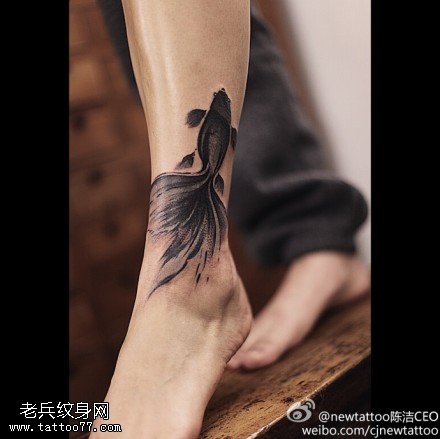 腿部墨色美丽小金鱼纹身图案