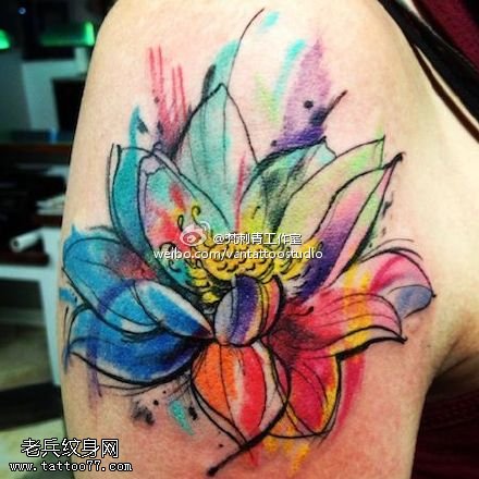 手臂彩色泼墨莲花纹身图案