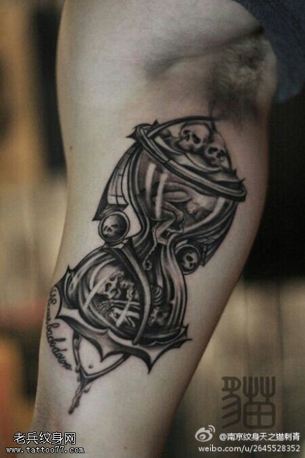 手臂骷髅沙漏纹身图案