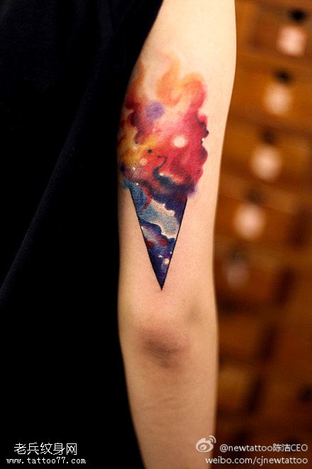 胳膊霓虹美丽绚烂纹身图案