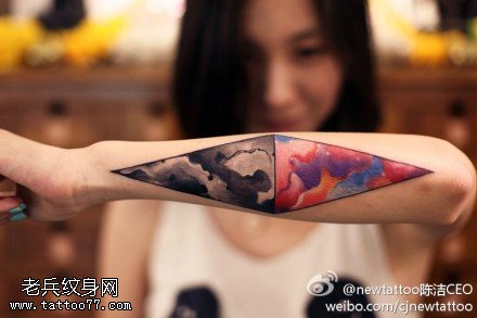 胳膊双色霓虹美丽纹身图案