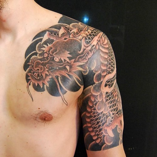 经典帅气的半甲龙纹身