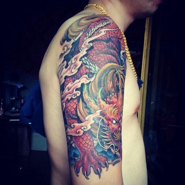 手臂上帅气的龙纹身
