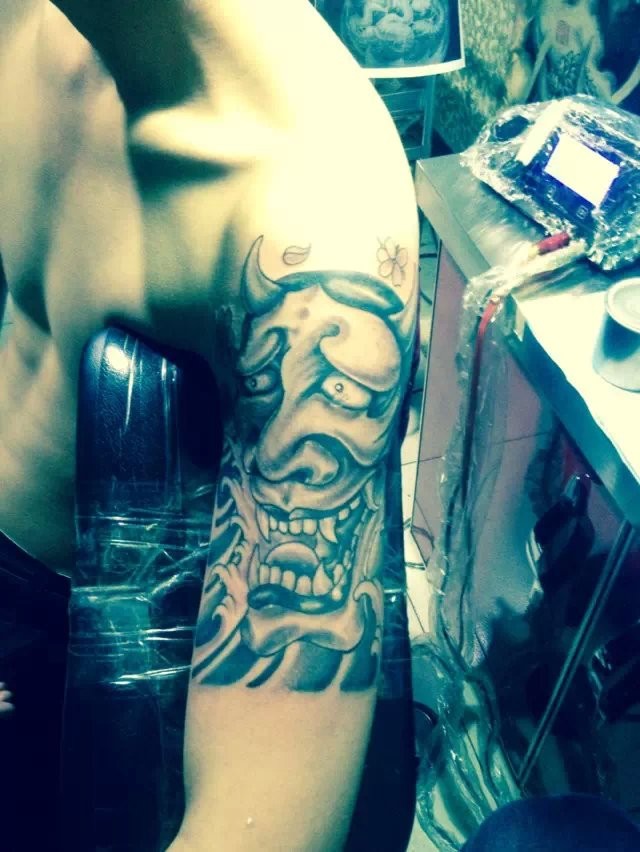 大臂上帅气的般若纹身