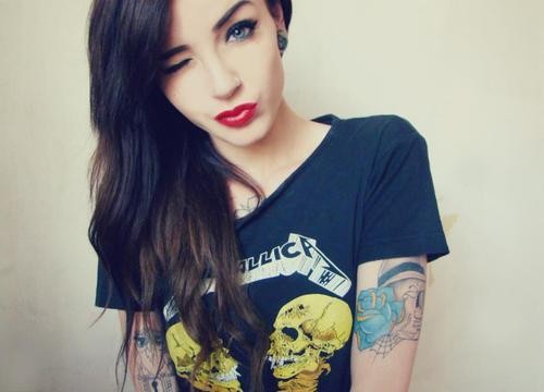 潮流美女的手臂纹身