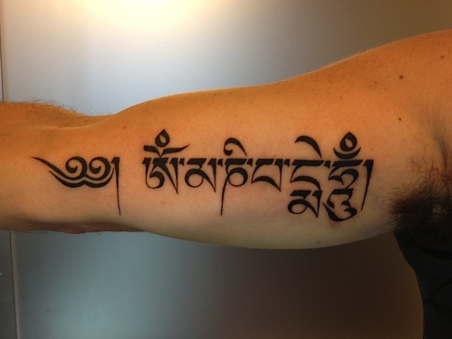 时尚漂亮的手臂梵文纹身