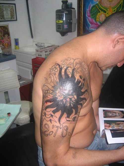 大臂上的太阳图腾纹身