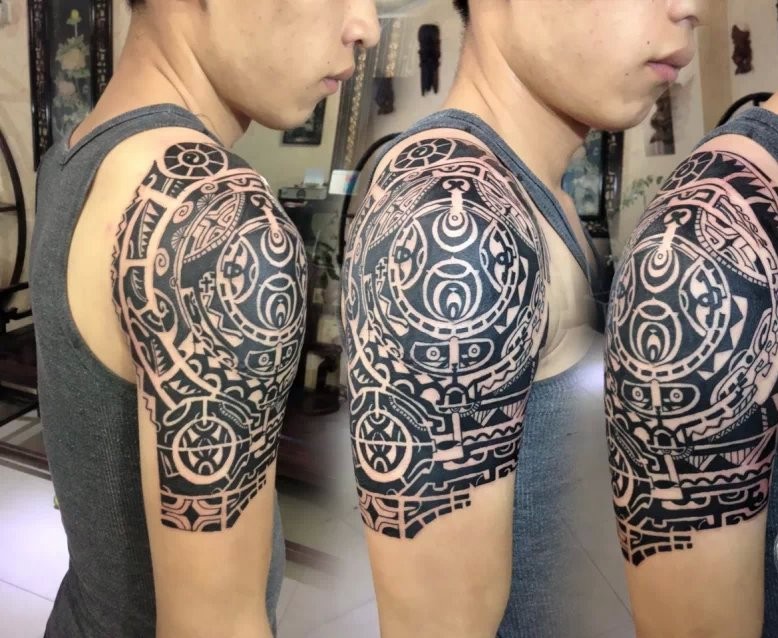 时尚的包大臂图腾