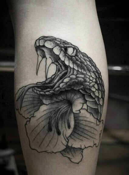 手臂经典的欧美风黑白纹身