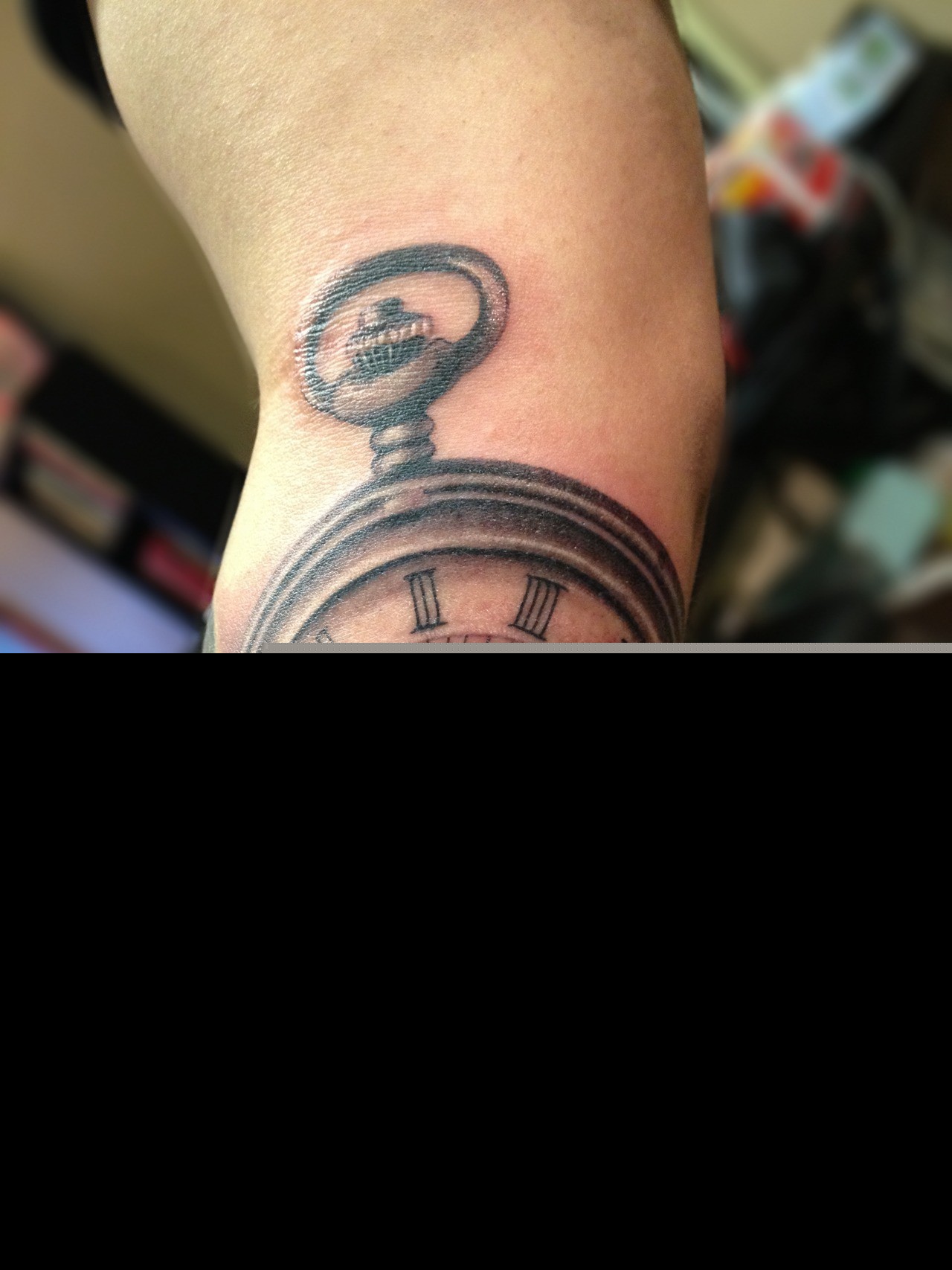 手臂上具有历史感的怀表纹身