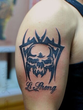 非常简单时尚的手臂图腾纹身