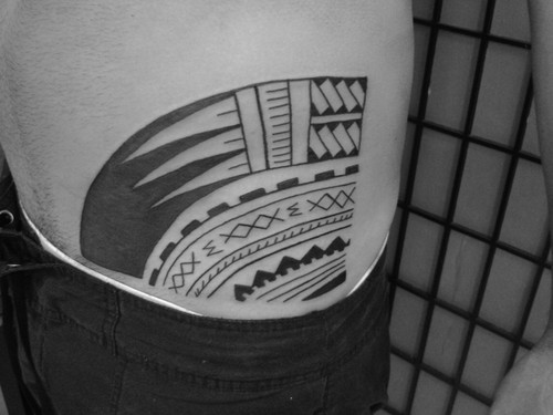 腰部简约的图腾纹身