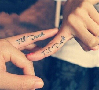 情侣手指特别好看的图腾纹身