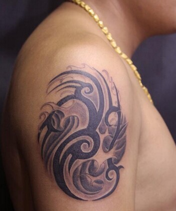 男士手臂简单却不失帅气的图腾纹身