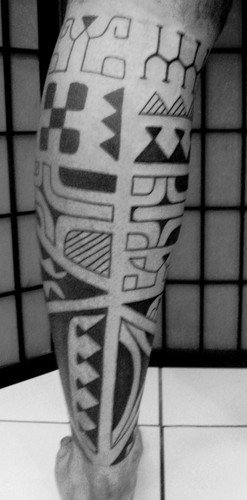 简单时尚的小花腿图腾纹身