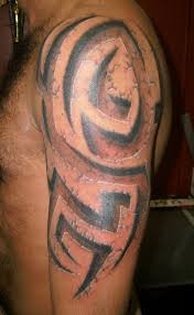 大臂上非常帅气的3D图腾纹身