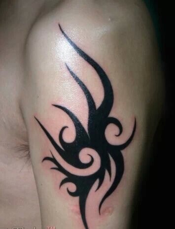 手臂时尚简单的图腾纹身