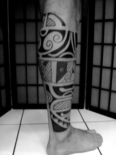 简单时尚的小花腿图腾纹身