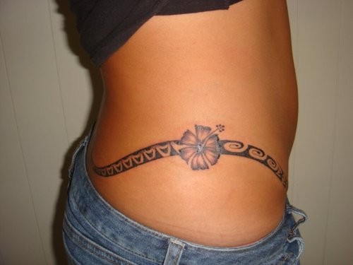 漂亮美眉身上的图腾纹身