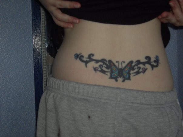 腰部非常时尚的图腾纹身