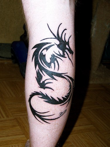 时尚简单的龙图腾纹身