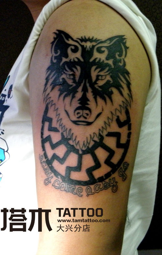 手臂狼图腾纹身