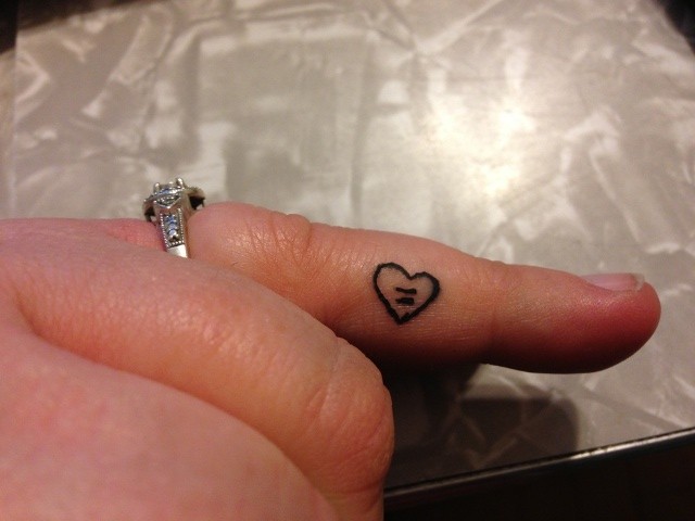 手指唯美漂亮的小爱心图腾