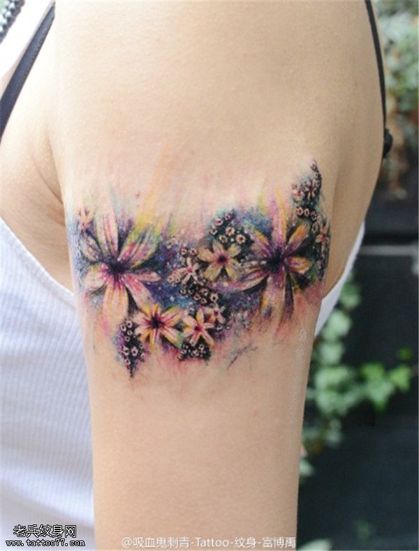 手臂彩色星空花纹身图案