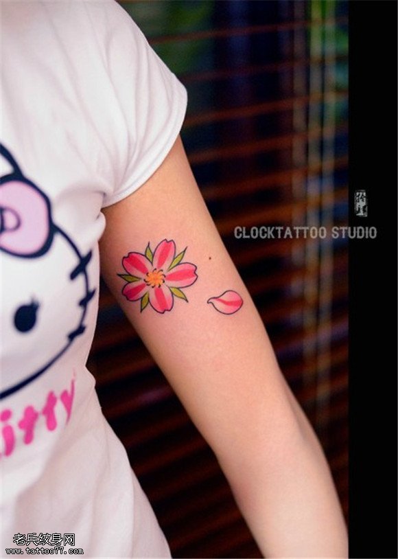 手臂彩色樱花纹身图案