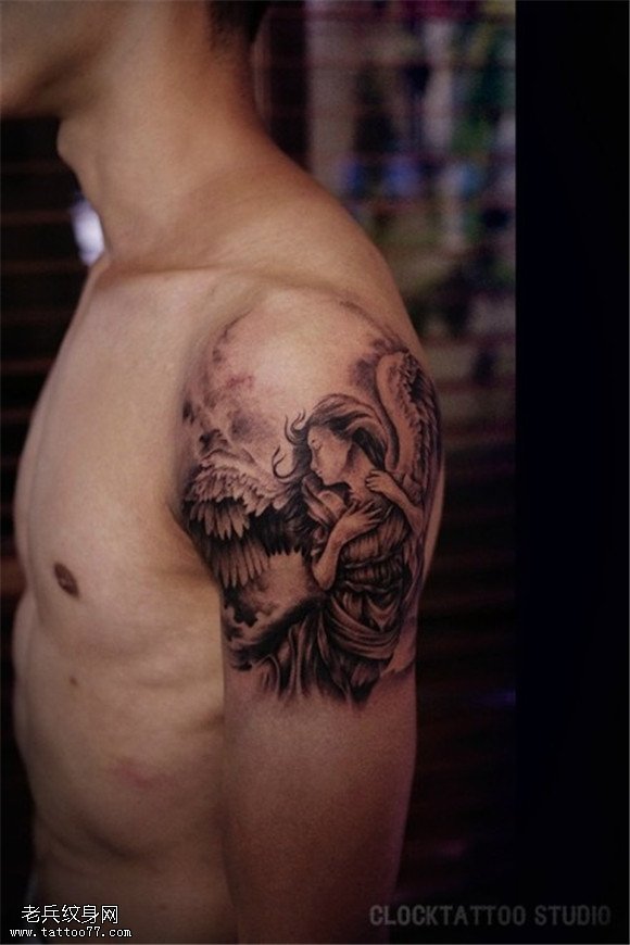 手臂黑灰天使纹身图案